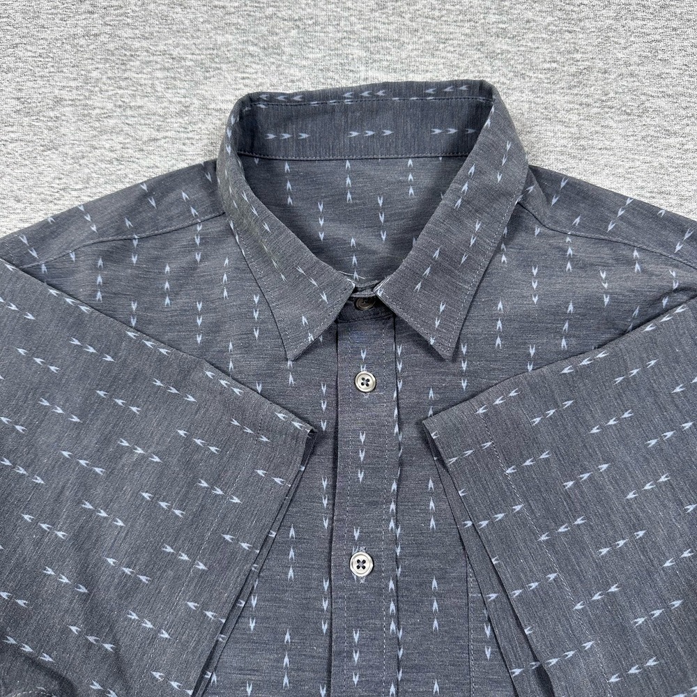 Vuori Shirt Mens Medium Blue Gray Bridge Short Sleeve Button Up Stretch Preppy